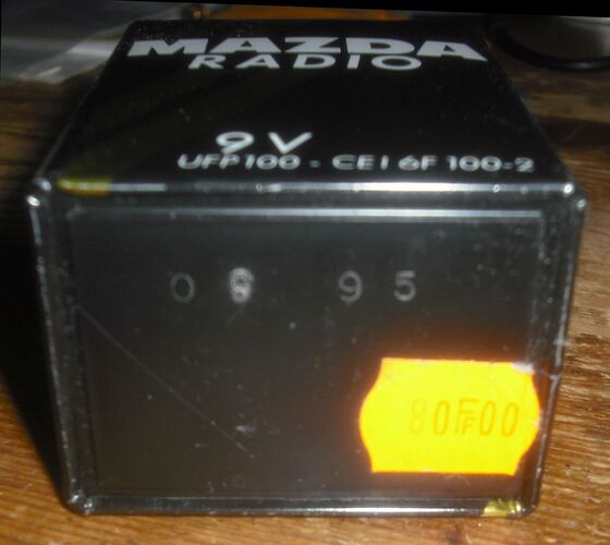 Mazda_radio_dessous
