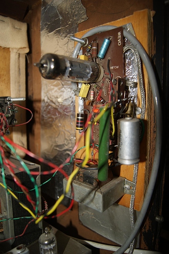Tuner%20dans%20%C3%A9b%C3%A9nisterie%20Philips%2C%20l'ampli