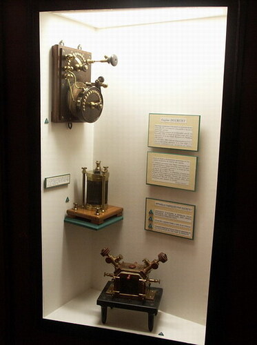 Musée Communication-041 Vitrine Ducretet-VGA.jpg