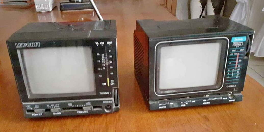 A vendre 2 mini tv portable pour déco ou a réviser Troc Forum
