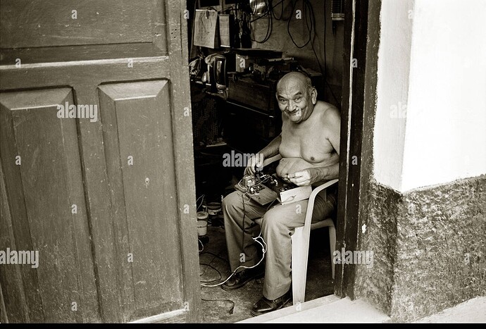 la-television-et-la-radio-repair-man-a-la-porte-de-sa-maison-a-flores-guatemala-photographie-en-noir-et-blanc-a78yt4