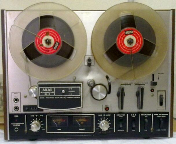 4000ds-mkii-akai Avant.jpg