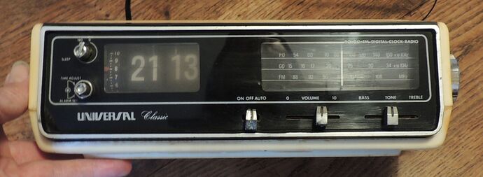 Radio-reveil_UNIVERSAL_face