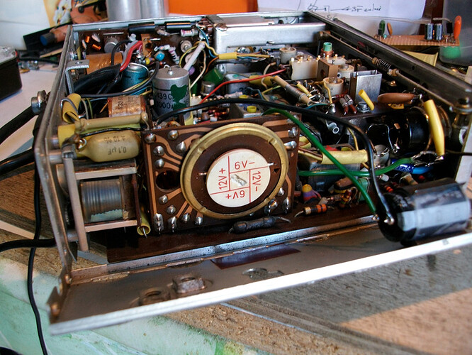 Auto-Radio Philips (com+ et - 6 et 12volts).jpg