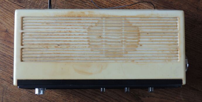 Radio-reveil_UNIVERSAL_dessus