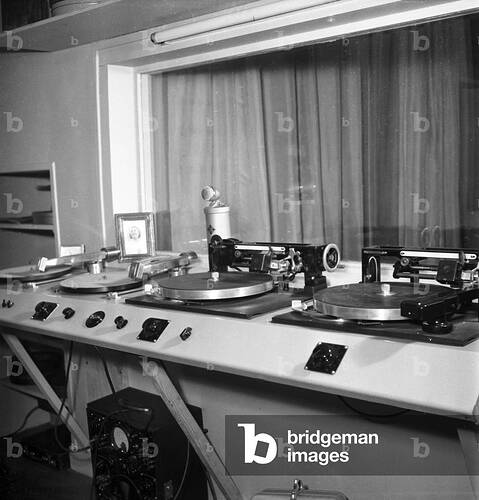 1679597 STUDIO PARIS 1949
