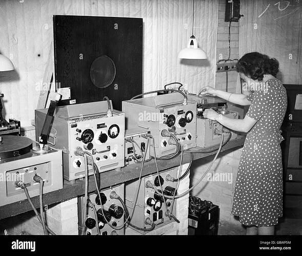 olympische-spiele-bbc-broadcasting-center-fur-die-olympischen-spiele-1948-in-london-palace-of-arts-wembley-ein-ingenieur-bei-der-arbeit-im-aufnahmeraum-gbwp5m