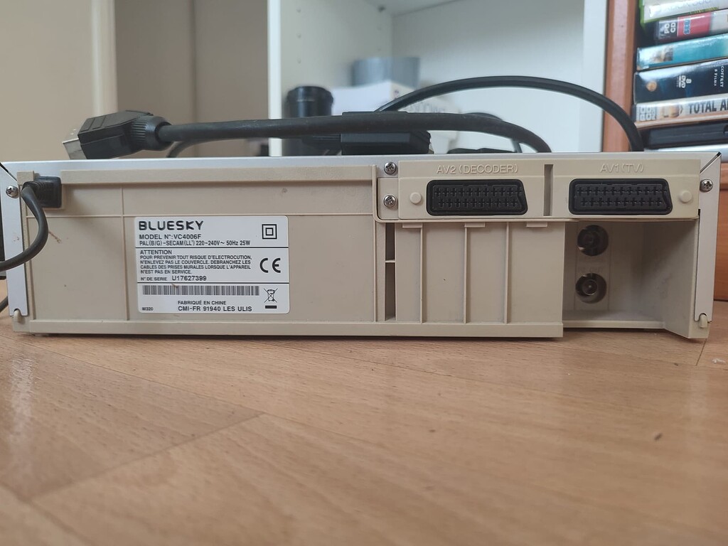 Comment faire fonctionner le lecteur VHS Bluesky VC4006F avec un écran