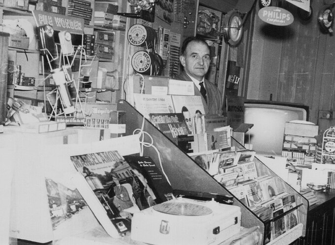 Robert WAYMEL dans son magasin LOOS avant transformations