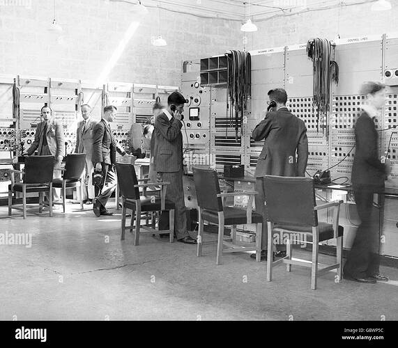 olympische-spiele-bbc-broadcasting-center-fur-die-olympischen-spiele-1948-in-london-palace-of-arts-wembley-die-bedienungspersonal-arbeiten-im-kontrollraum-gbwp5c