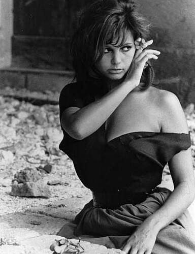 Lire-une-Claudia-Cardinale-a-fleur-de-peau