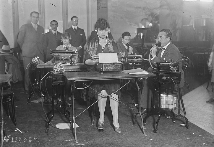 7-10-28, championnat d'Europe de dactylographie, épreuve de dictaphone par Mlle Petit - Photo Agence Rol