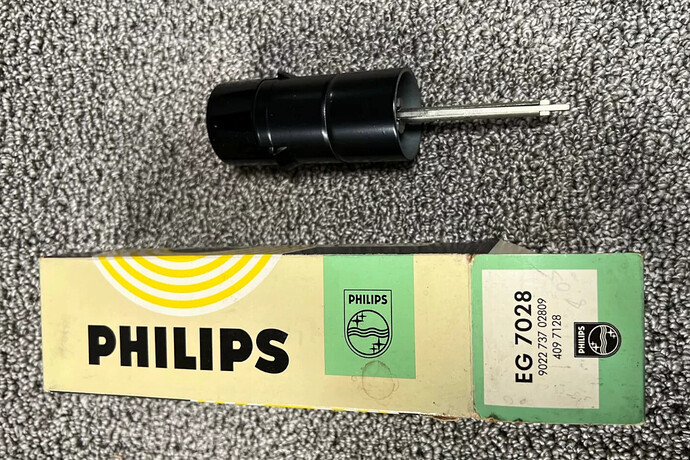 Philips EG-7028 45 RPM adapter