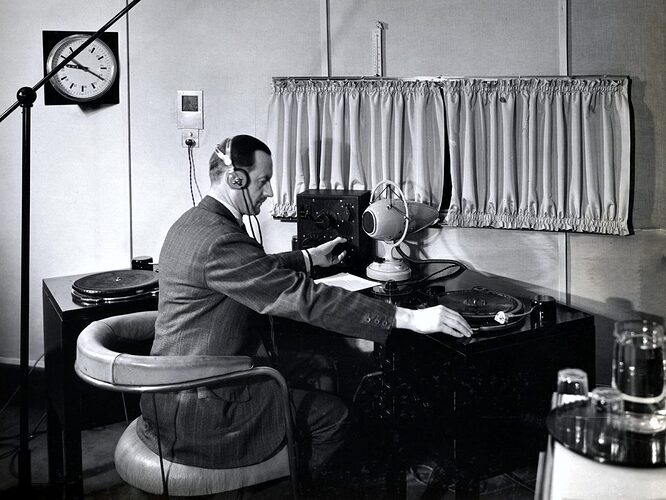 Interior-of-BBC-Broadcasting-House-in-1932-Studio-7A-Empire-Studio-1200x900 (1)