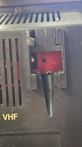 Connecteur VHF déplacé