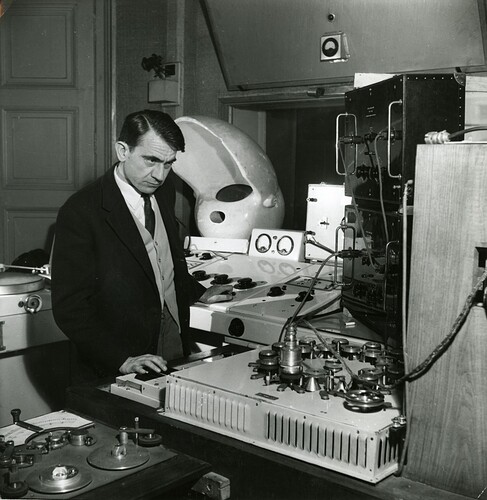 Pierre-Schaeffer-au-phonogene-a-clavier-1951-©-Serge-Lido-INA-1050x1077