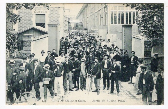 ''Sortie de l'usine Pathé''