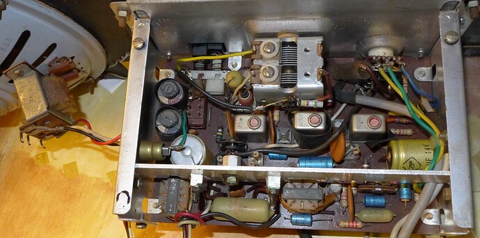 Vue intérieur d'autoradio ami 6 (recadrée)