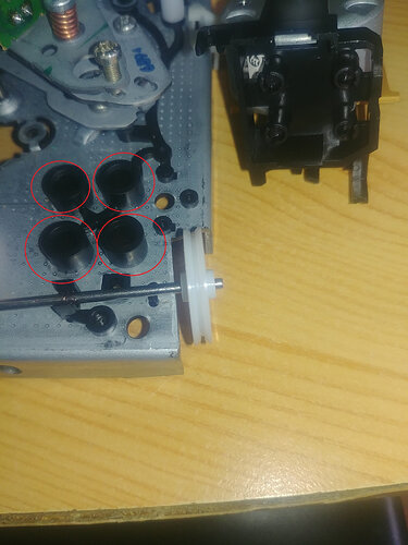 03-moteur-les_4_pins_a_enlever-il faut pousser fort