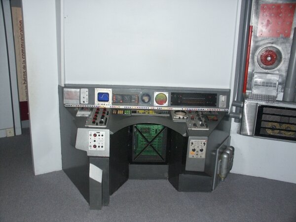 Musée Communication-094 - Fantasy Spacecraft Control Panel-VGA.jpg