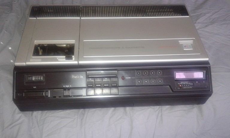 Fonctionnement d'un lecteur cassette VHS (ouvert) Radiola 