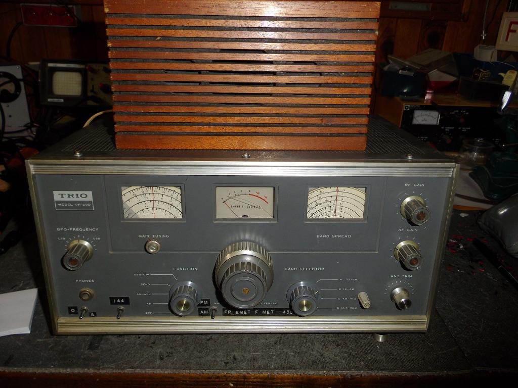 Récepteur de télévision réaliste rétro à écran rayé vectoriel 3d isolé