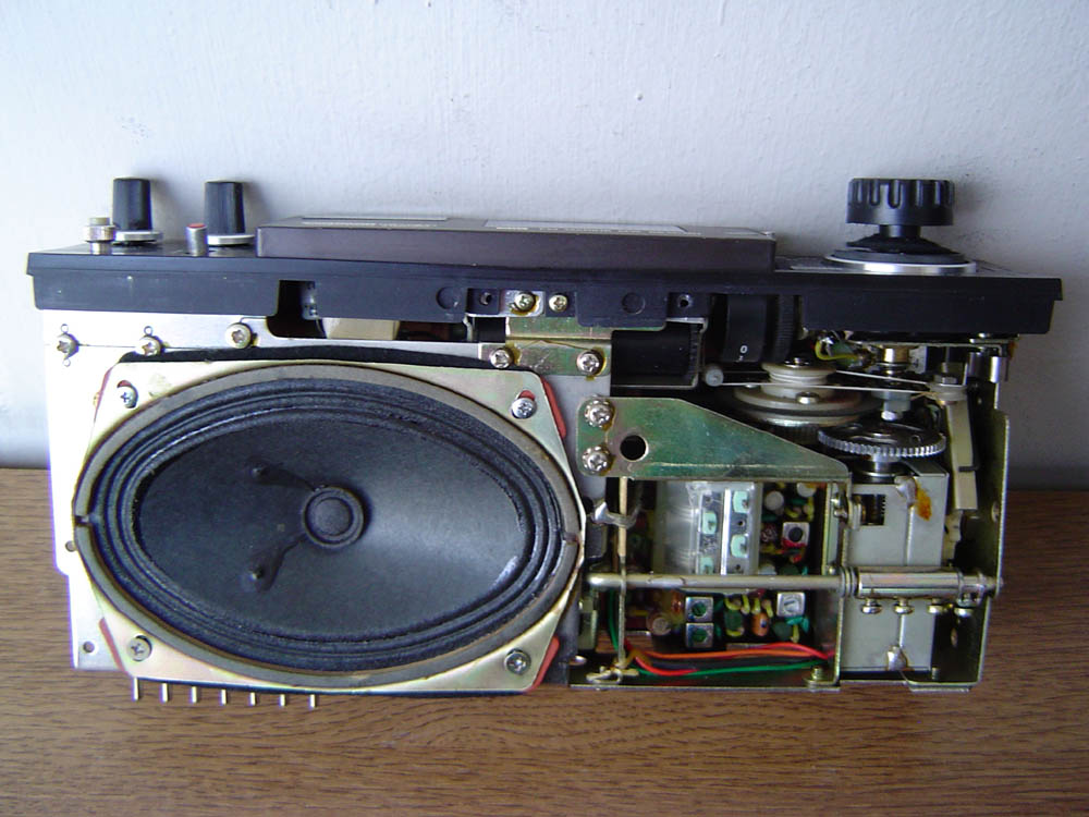 Sony ICF-8500 chassis.jpg