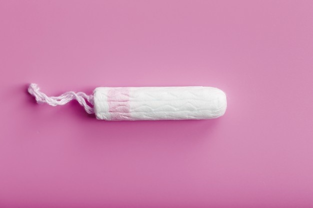 tampon-hygienique-fond-rose-espace-libre_94046-7643