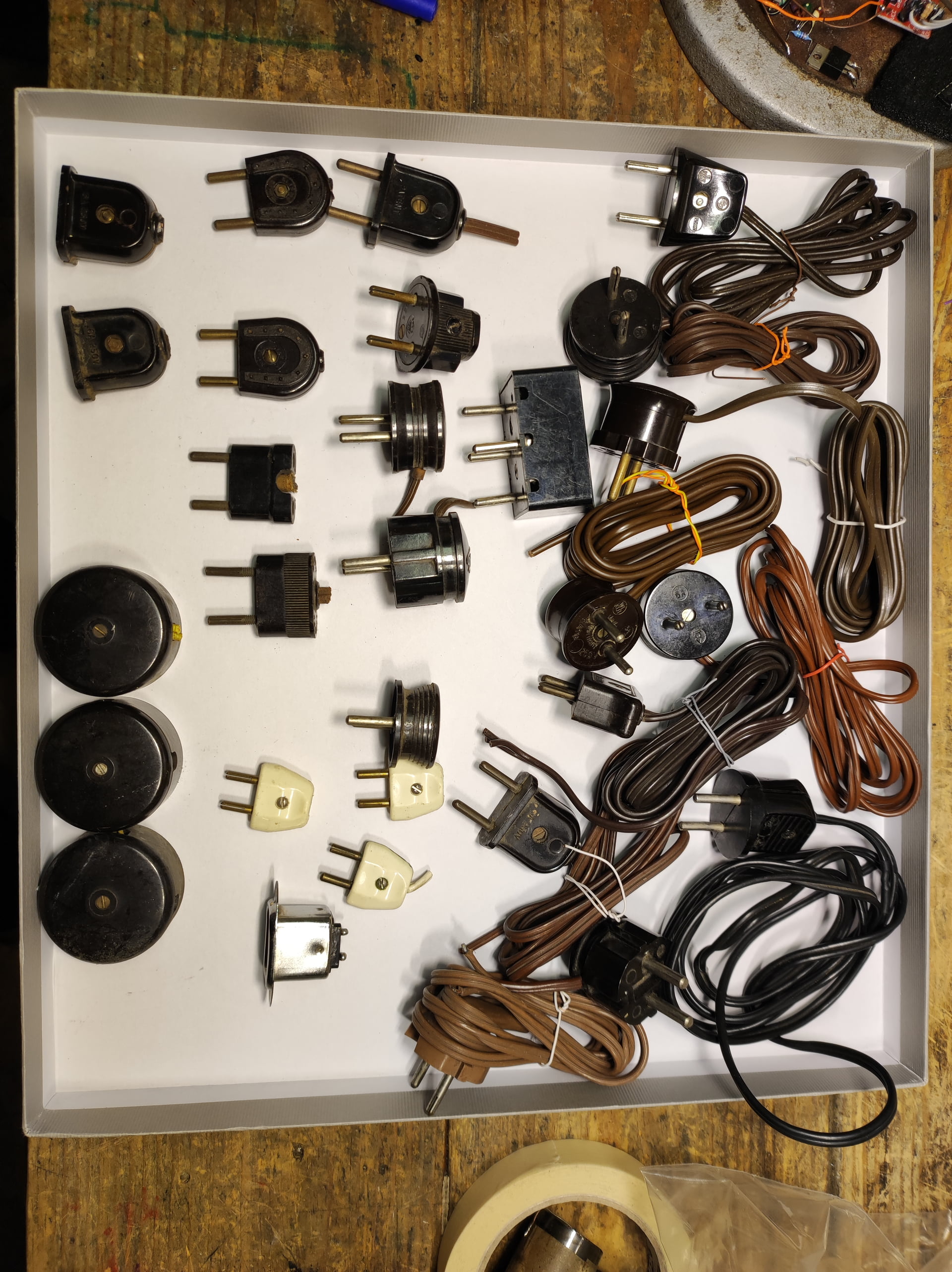 LOT DE 10 PRISES ELECTRIQUES PORCELAINE anciennes pour lampe