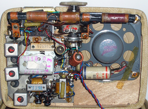 Radiomuse_Transistoria 587 chassis_lt.jpg