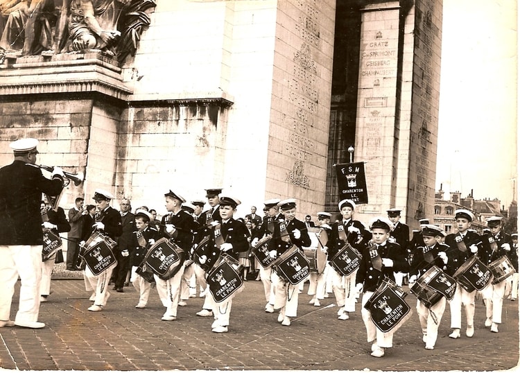 Défilé à l'Arc de Trionphe 1958.jpg