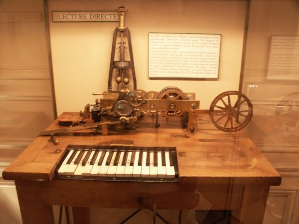 Musée Communication-033 Telegraph with Keyboard-VGA.jpg