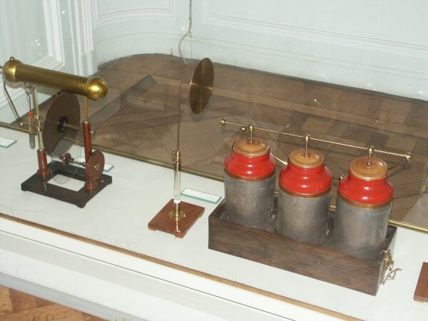 Musée Communication-027 Leyden Jars Experiment-VGA.jpg