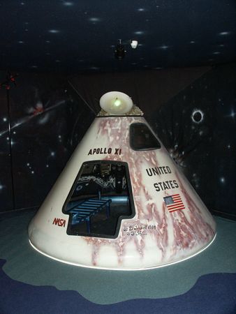Musée Communication-091 - Apollo 11 Capsule-VGA.jpg