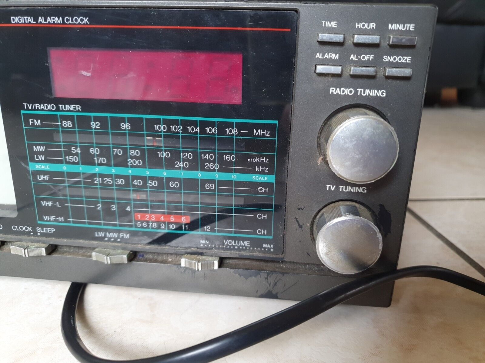 TV Portable Vintage VIDEOLOGIC Model 3705 - Radio Réveil - Écran LCD 4,5" - 1080p