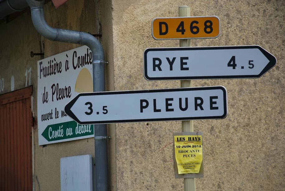 pour-le-photographe-alain-pillot-toujours-a-la-recherche-de-cliches-insolites-les-noms-de-village-dans-le-jura-se-croisent-parfois-etonnamment-1343297730 (1)